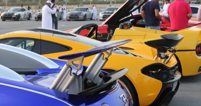 فيديو: معركة بين أسرع السيارات في العالم .. فقط في دبي